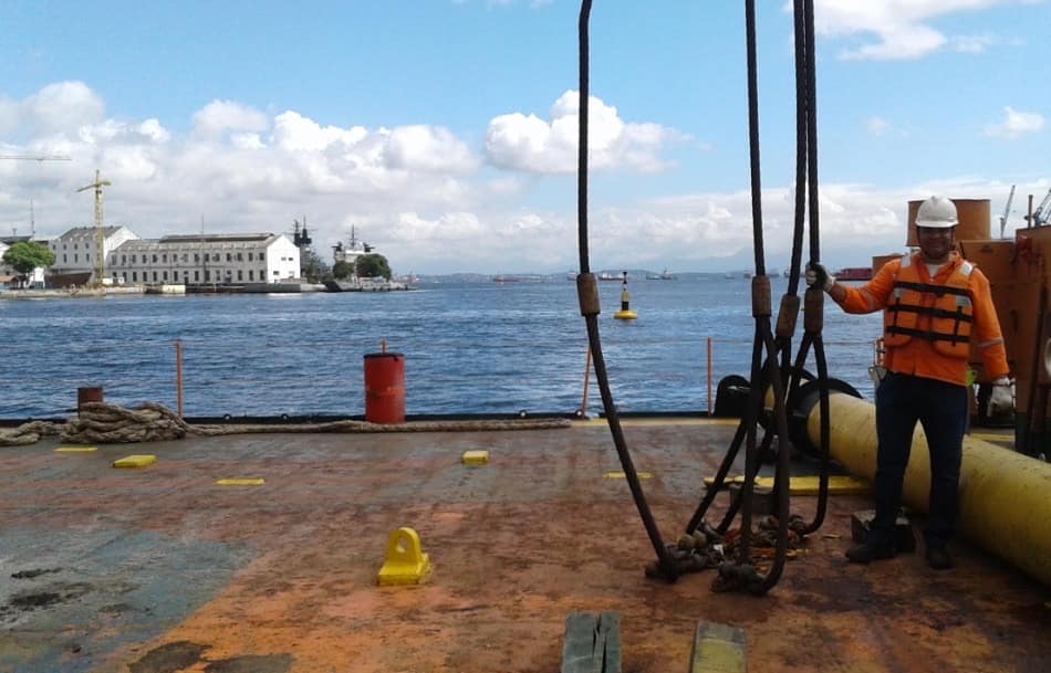 Responsável técnico acompanha manobra de içamento junto a cabos de aço a bordo de embarcação no porto